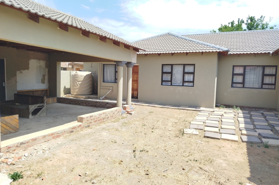 To Let 4 Bedroom Property for Rent in Riebeeckstad Free State